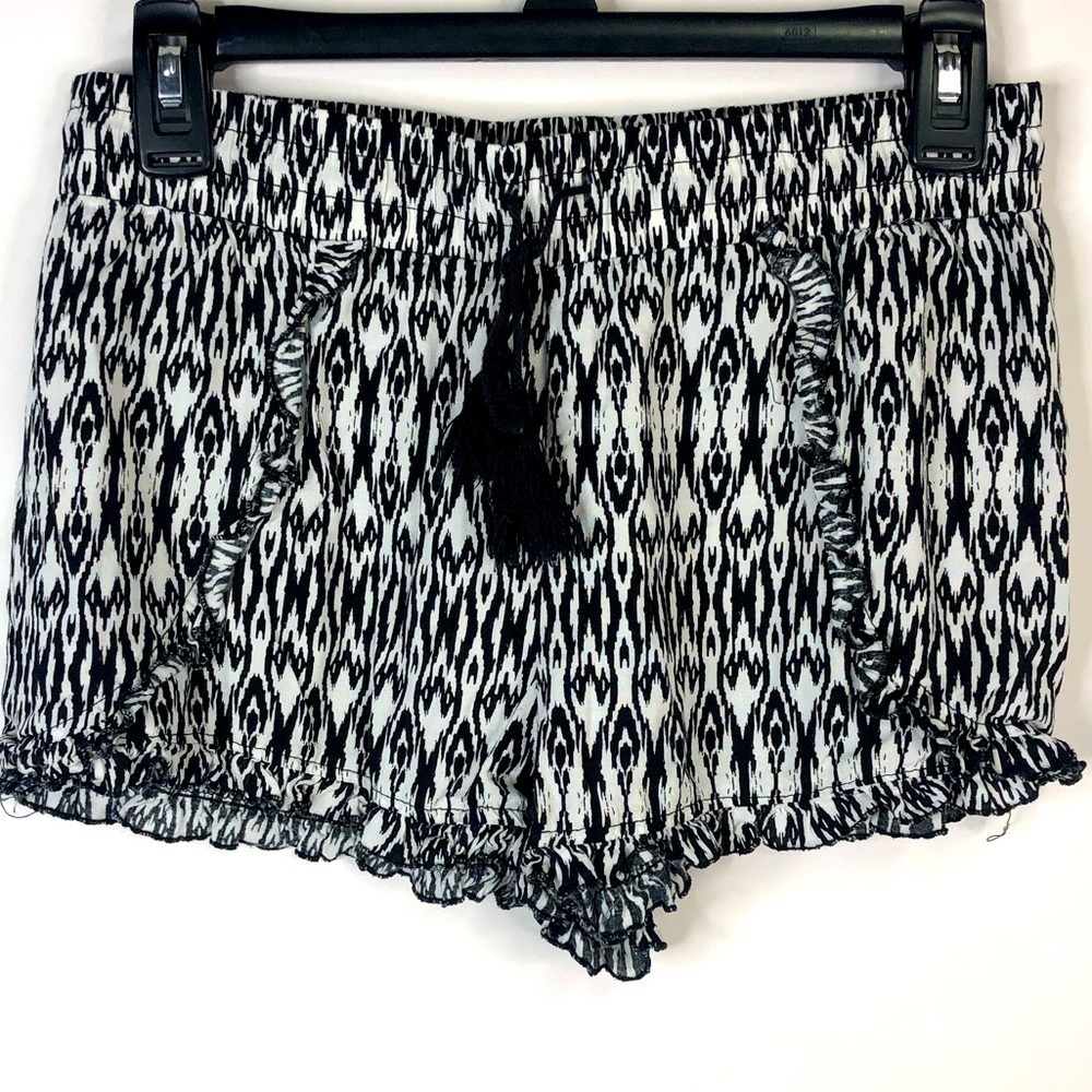 No boundaries black white aztec frilly ruffle hem shorty shorts